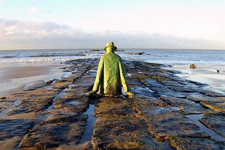 Knokke-le-Zoute-Homme-contemplant-la-mer-